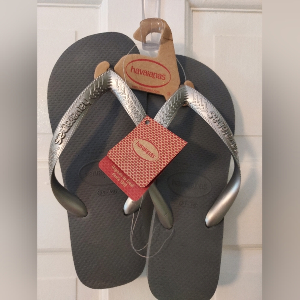 Havaianas NWT Dark Gray thong with silver straps sandals Womens Size 9/10
